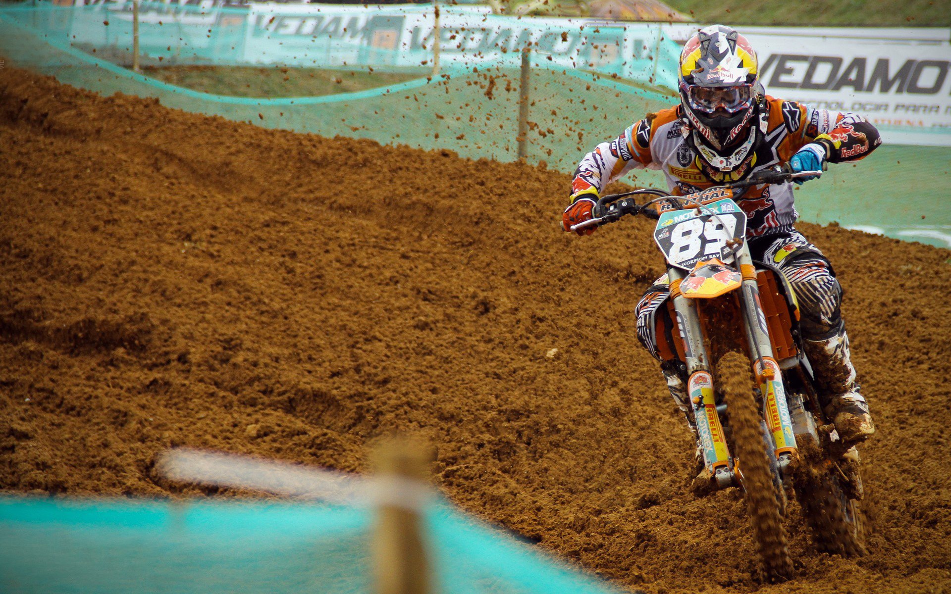 赛道上的血色黎明,拉塞尔绝杀迈凯伦,红牛车队惊险卫冕